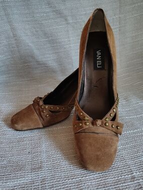 Vaneli Brown Suede Studded Leather Bow Pumps Size 9M Chunky Heel Leather Sole